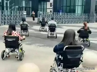 ​老人自动轮椅(老年人专属的电动轮椅，为什么成了年轻人宠爱的“出行神器”？)